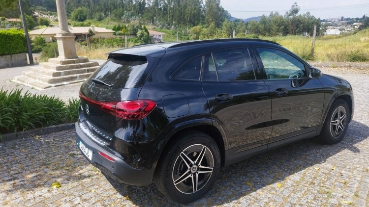 Mercedes-Benz EQA 250+ AMG NIGHT AUTO